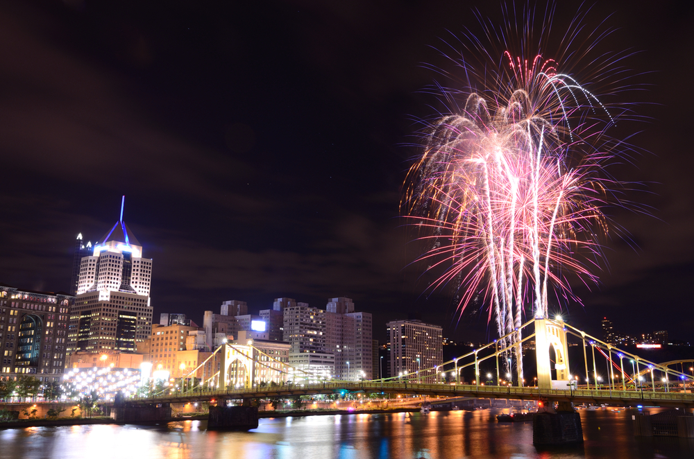 Lentax | Fireworks on the Allegheny river in downtown Pittsburgh, Pennsylvania, USA.